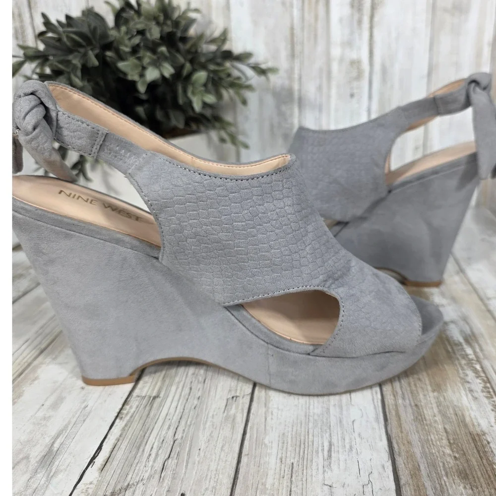 Nine West McCollum Wedge Sandal Blue Gray Faux Suede Peep Platform Slingback 8.5